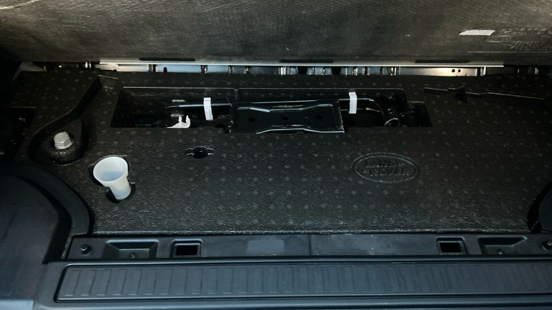 Land Rover Defender 3.0 D250 X-Dynamic SE 90 3dr Auto Diesel Estate